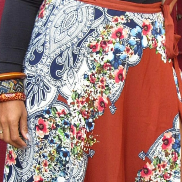 ❤Rust wrap skirt w/ Paisley print❤ - Picture 3 of 3